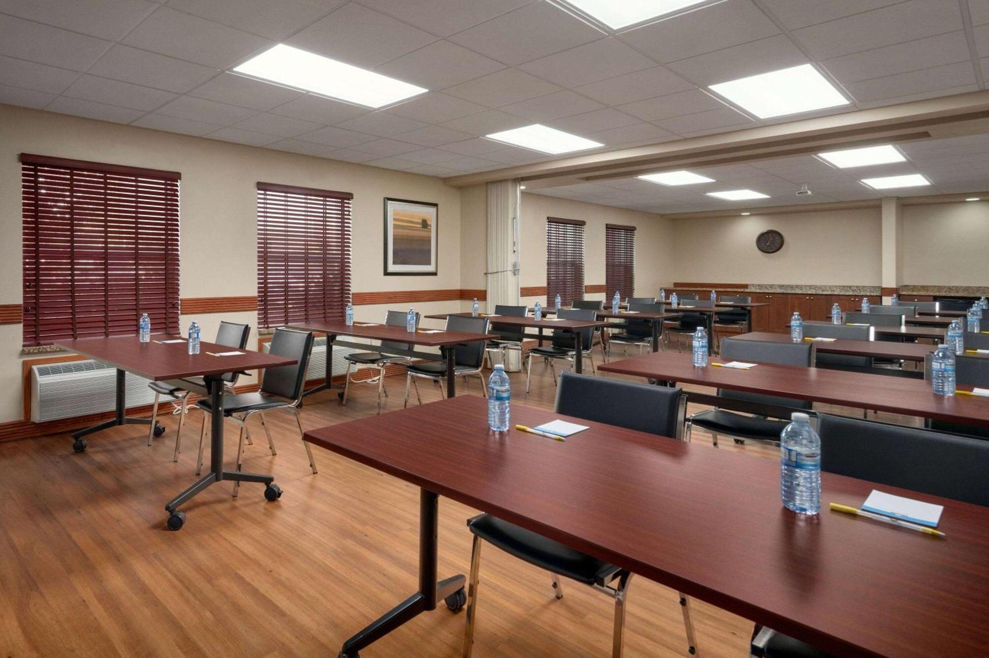 Days Inn & Suites By Wyndham Sherwood Park Edmonton Экстерьер фото