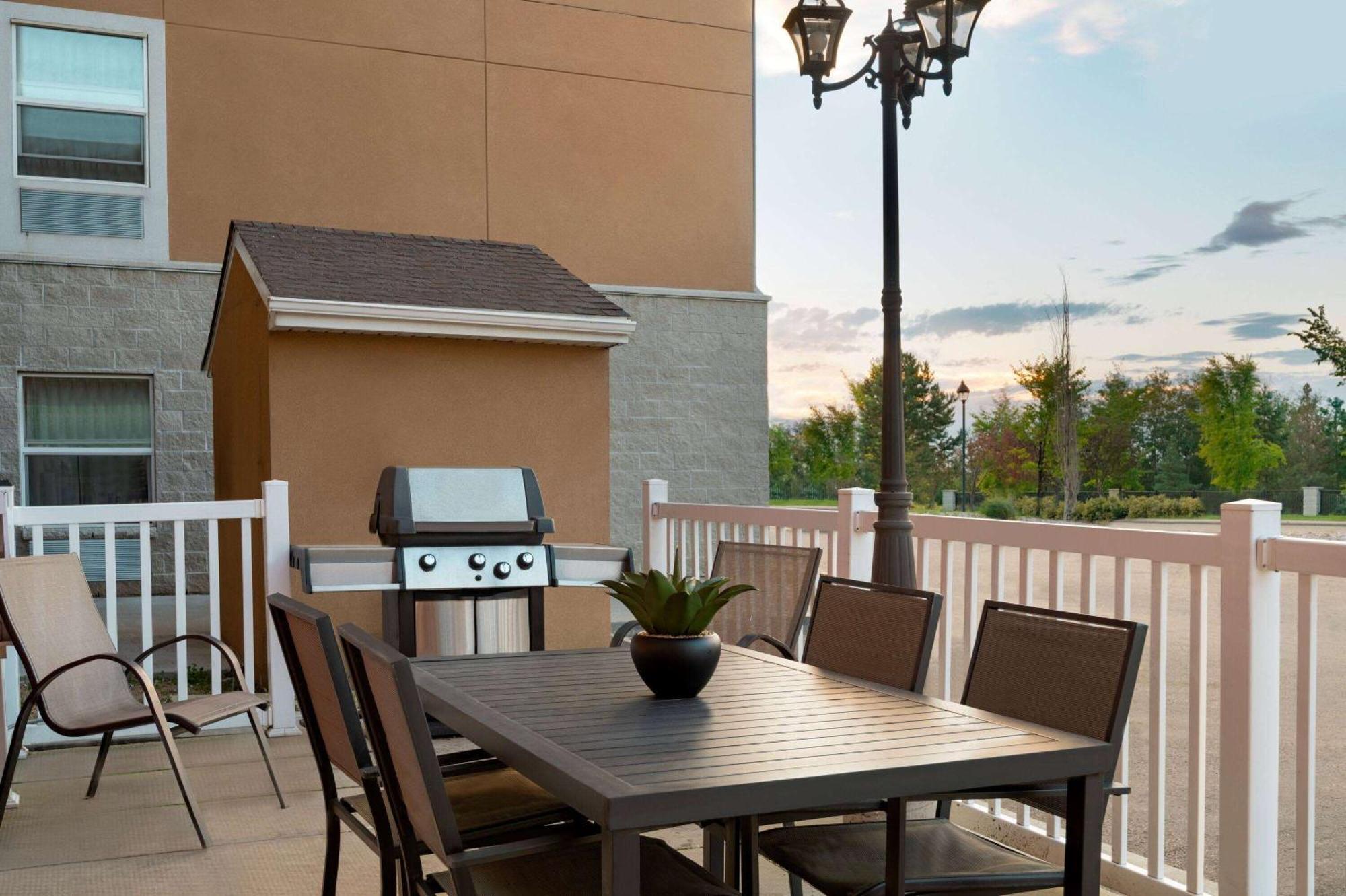 Days Inn & Suites By Wyndham Sherwood Park Edmonton Экстерьер фото