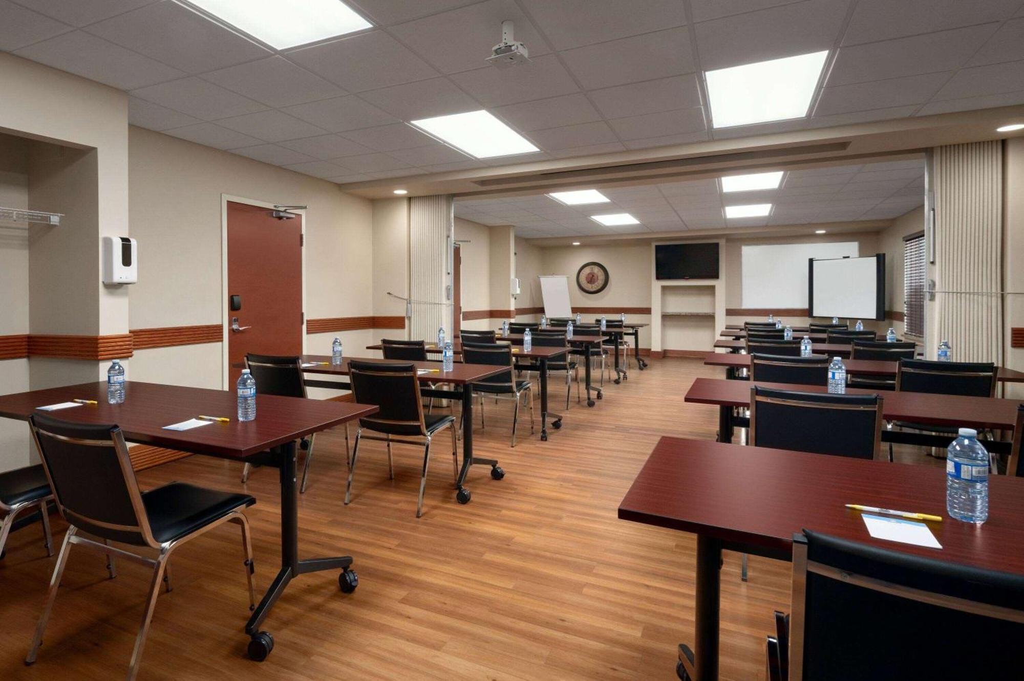 Days Inn & Suites By Wyndham Sherwood Park Edmonton Экстерьер фото