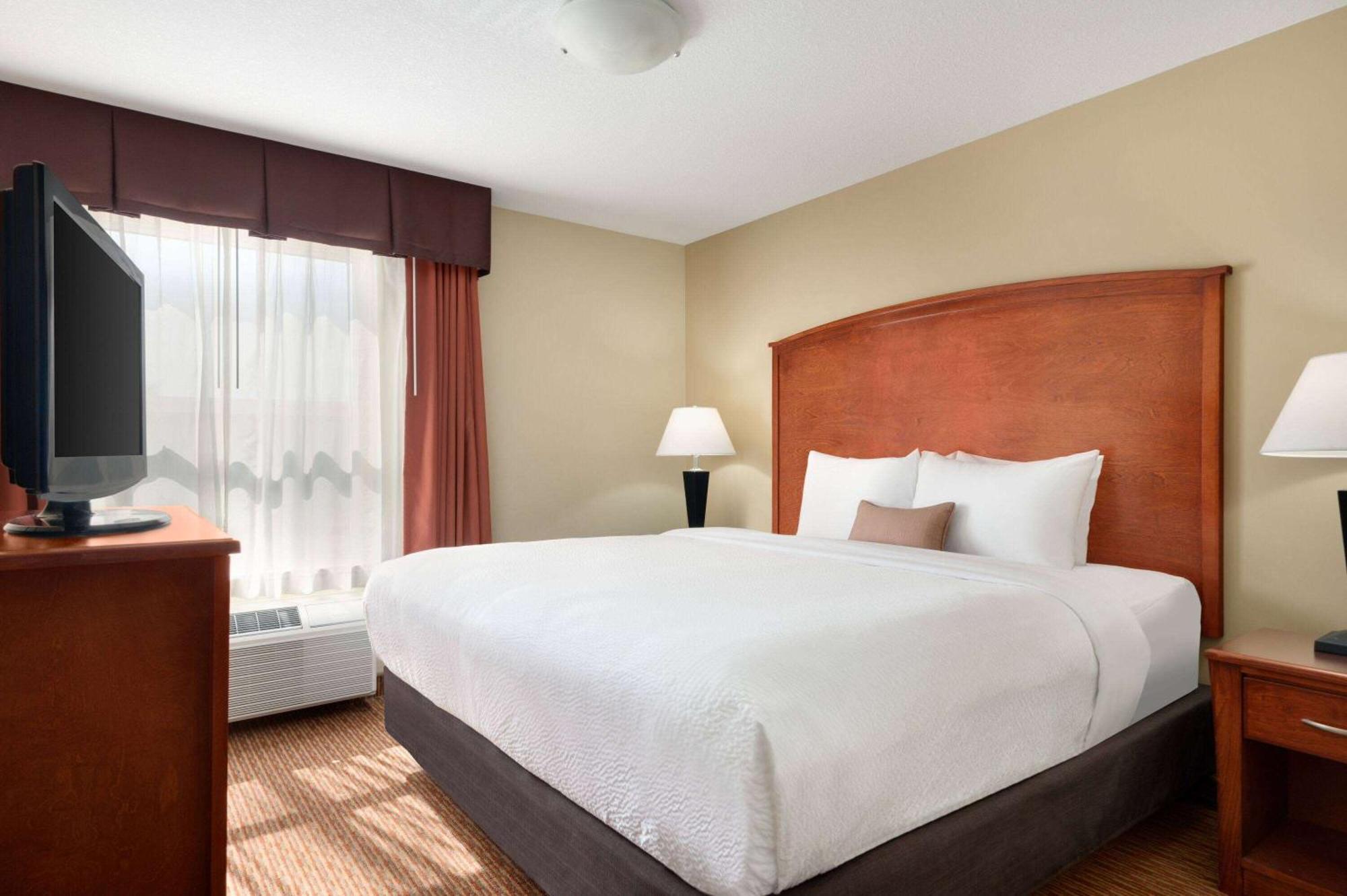 Days Inn & Suites By Wyndham Sherwood Park Edmonton Экстерьер фото