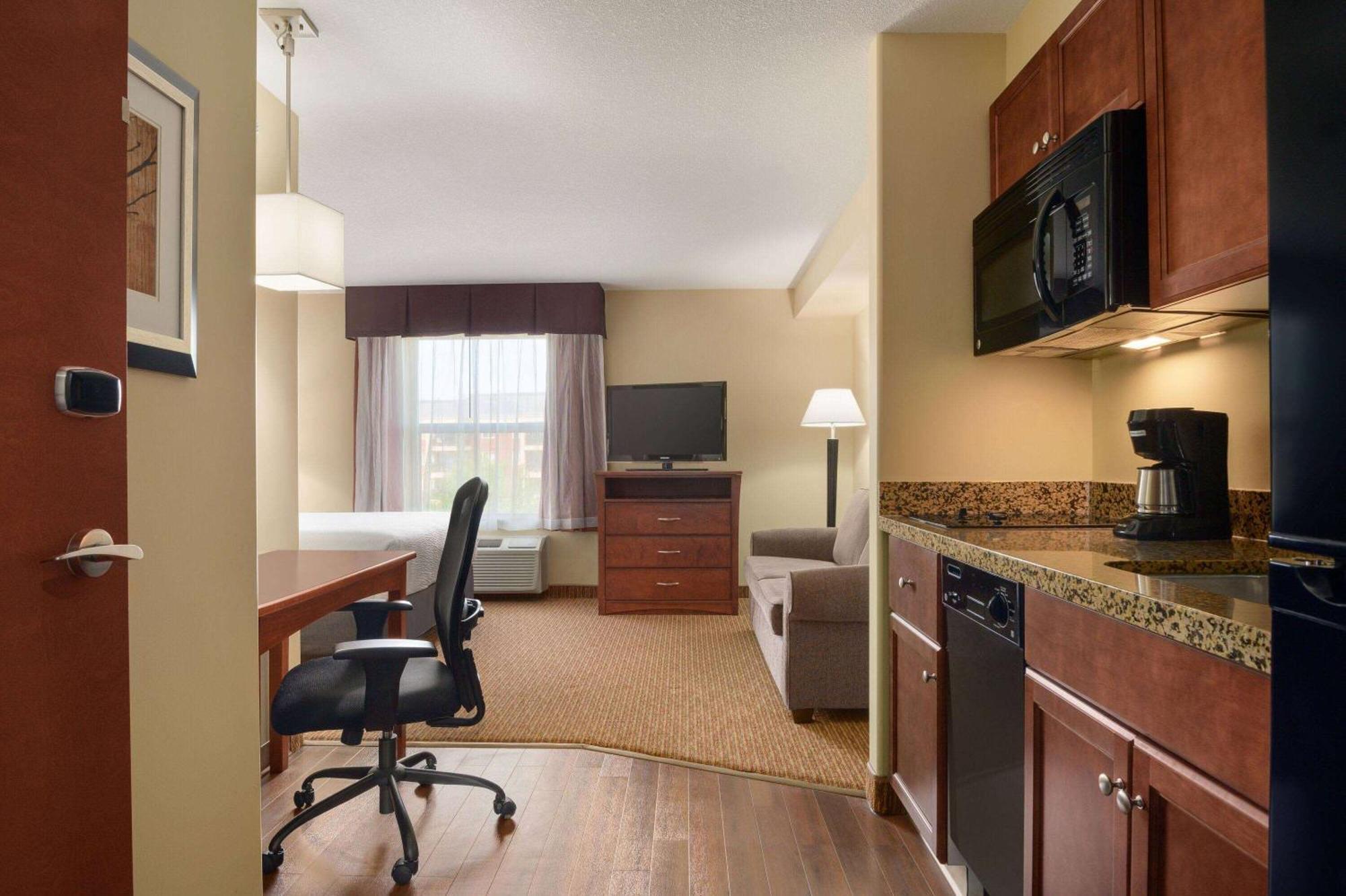 Days Inn & Suites By Wyndham Sherwood Park Edmonton Экстерьер фото