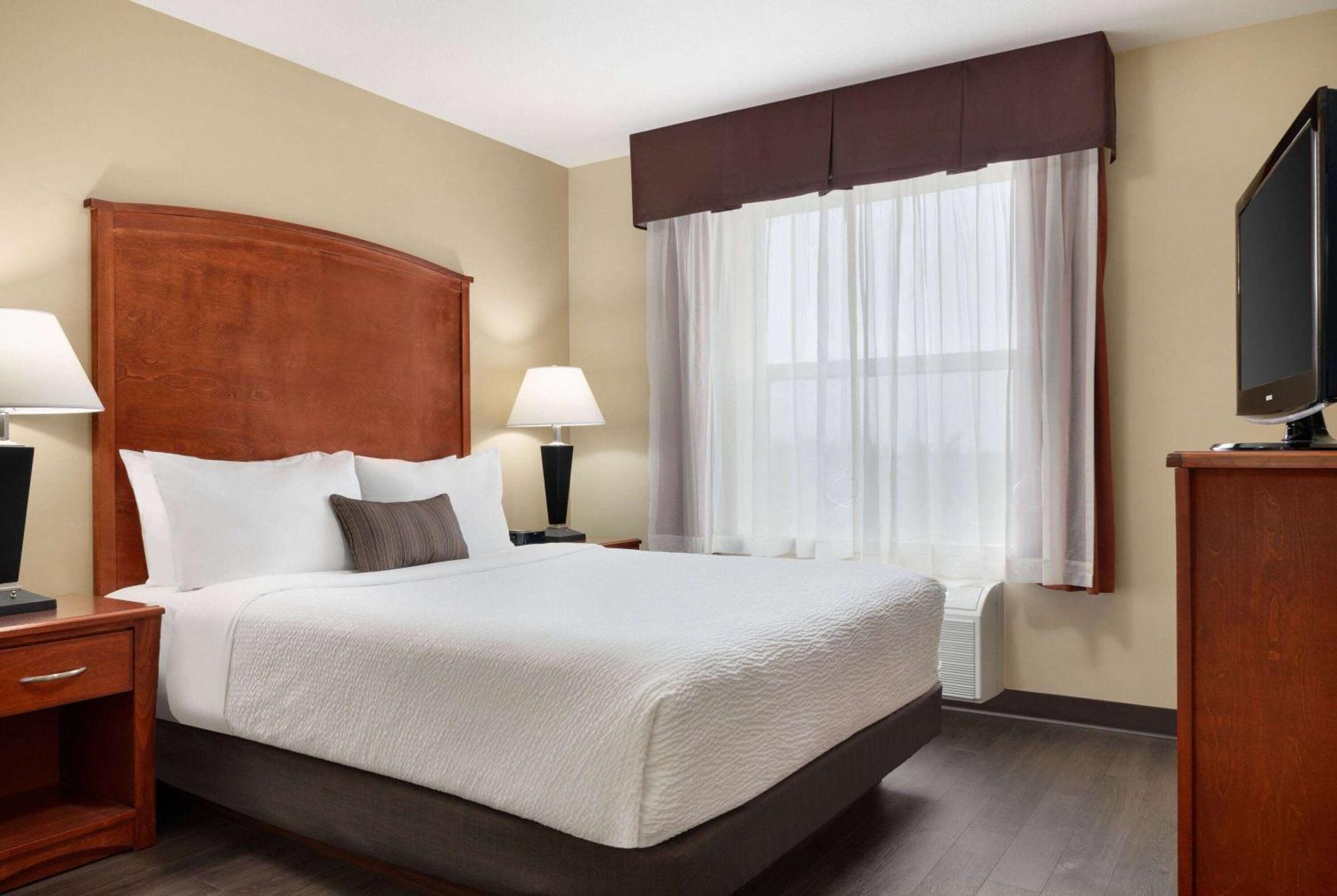 Days Inn & Suites By Wyndham Sherwood Park Edmonton Экстерьер фото